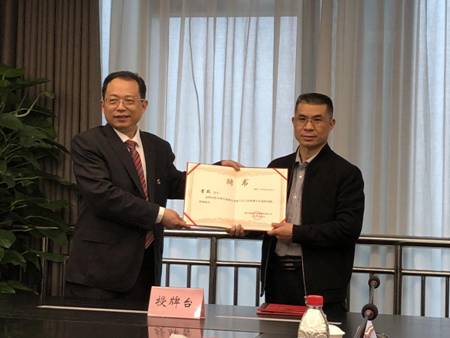 414聘书颁发李经理1